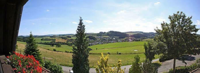 Berghotel Habbel Und Die Welt Kann Warten Cobbenrode Exterior photo